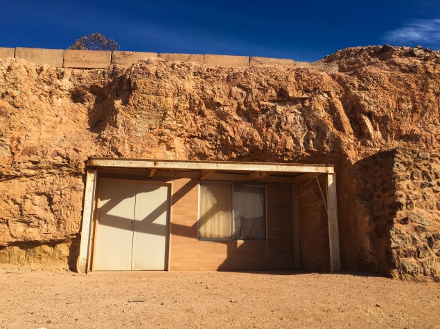 Coober-pedy-apartment-in-a-rock